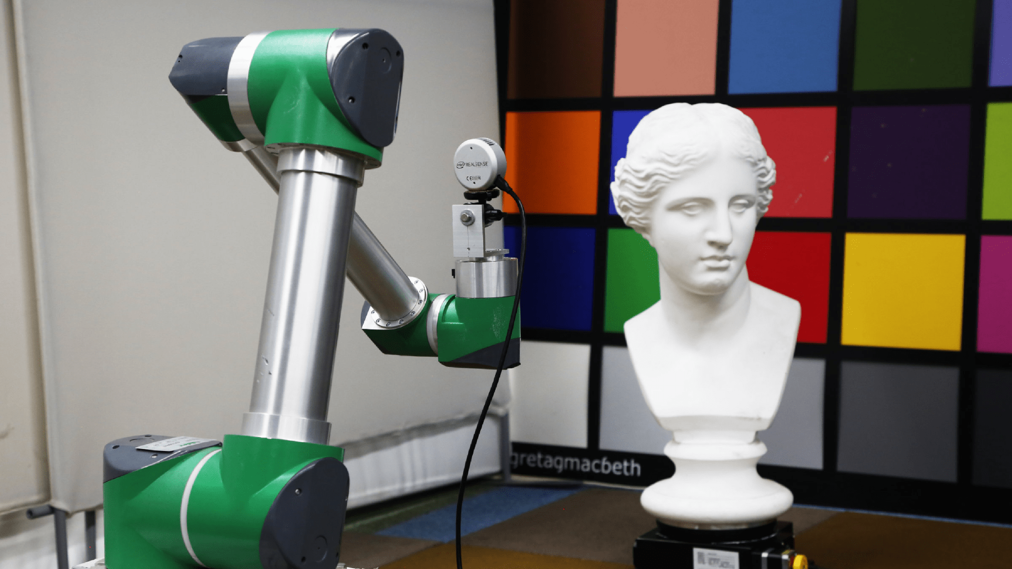 ScanDPの実機実験でロボットとRGB-Dセンサが胸像をscanしている写真